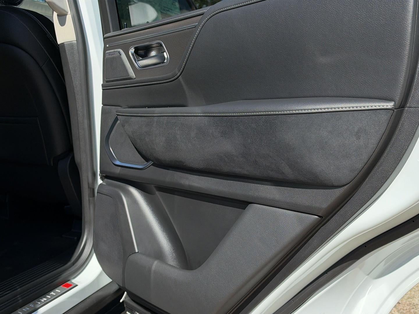 2027 INFINITI QX80 LUXE