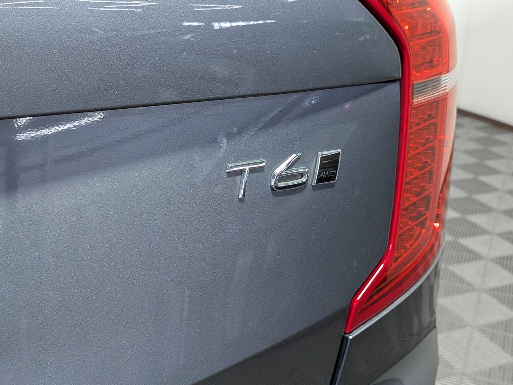 2016 Volvo XC90 T6 Momentum