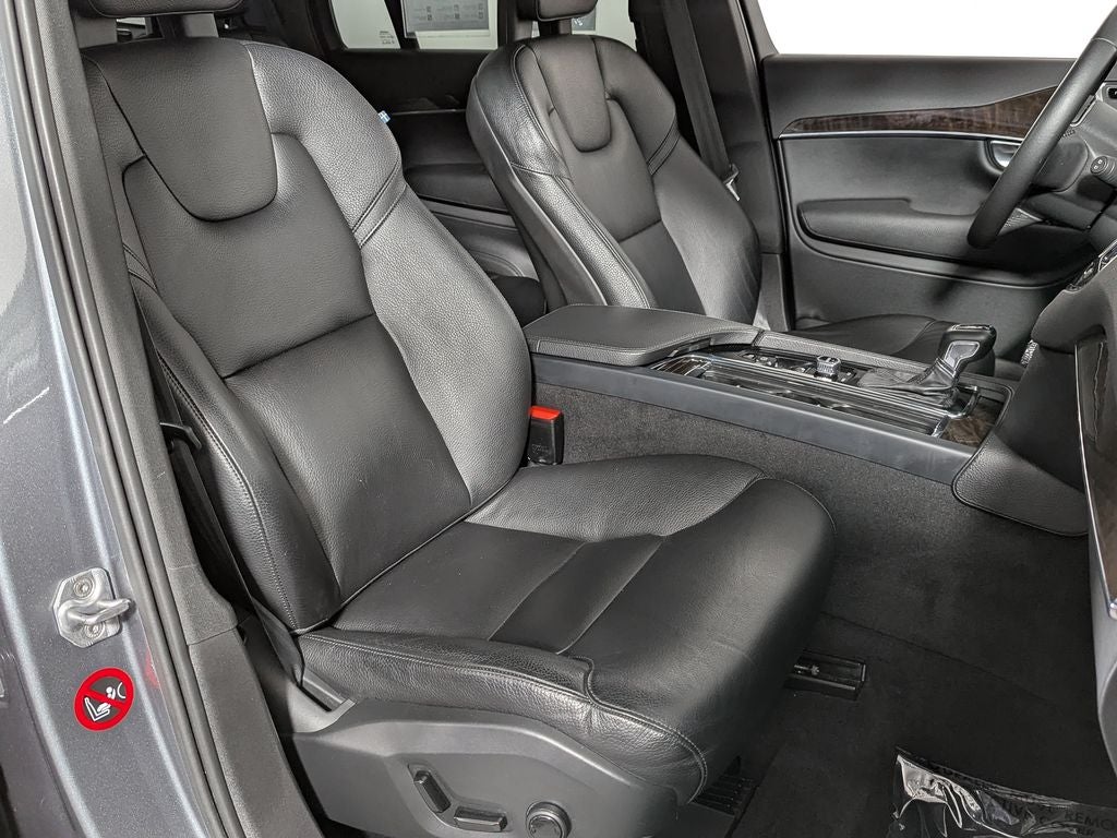 2016 Volvo XC90 T6 Momentum