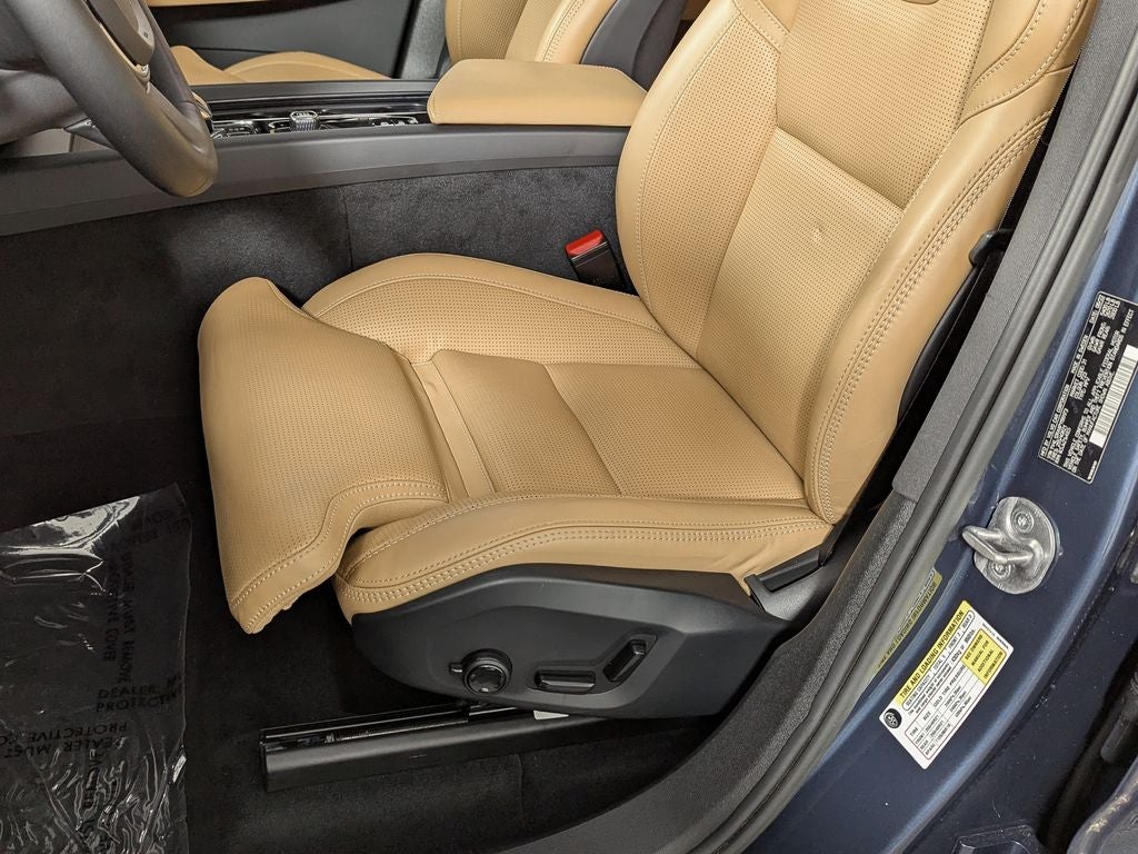 2023 Volvo XC60 B5 Ultimate Bright Theme