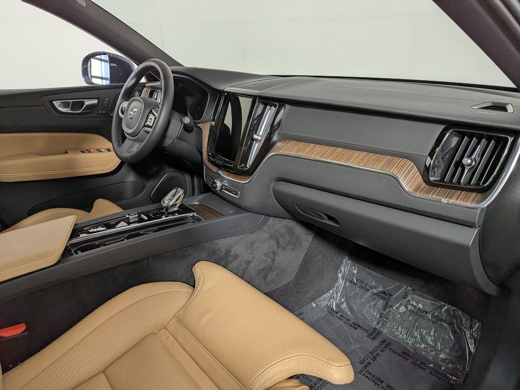 2023 Volvo XC60 B5 Ultimate Bright Theme
