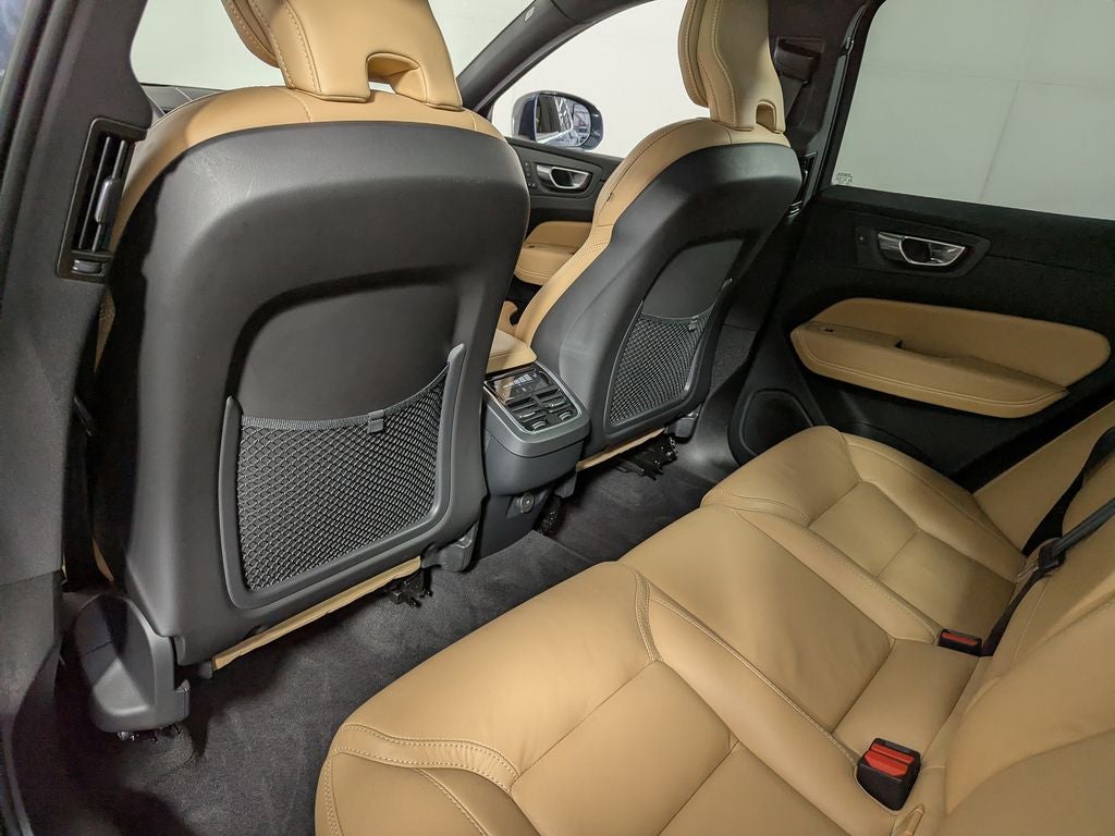 2023 Volvo XC60 B5 Ultimate Bright Theme
