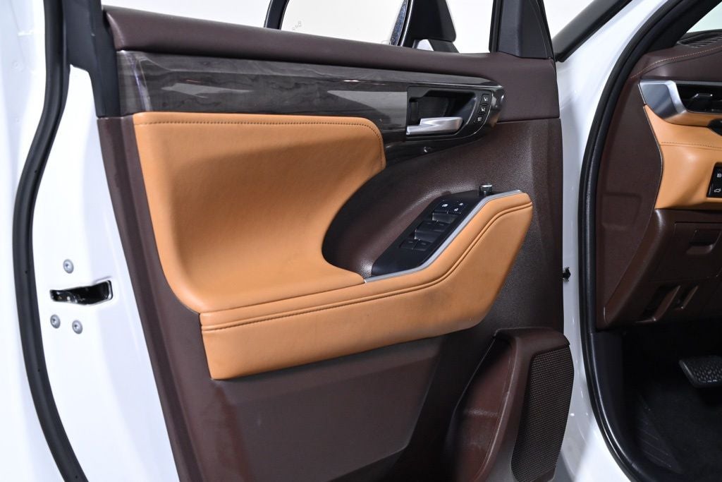 2022 Toyota Highlander Hybrid Platinum