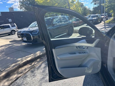 2017 Volvo XC90 T6 Momentum AWD