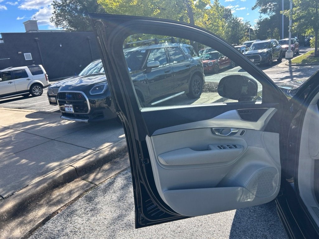 2017 Volvo XC90 T6 Momentum AWD