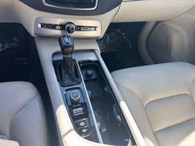 2017 Volvo XC90 T6 Momentum AWD