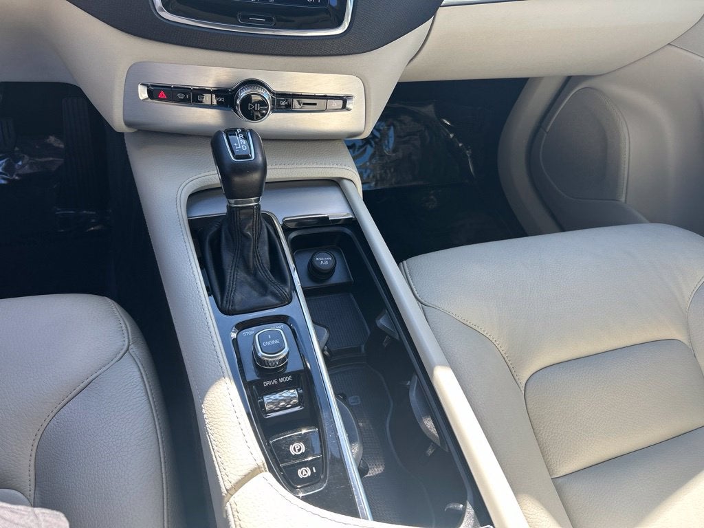 2017 Volvo XC90 T6 Momentum AWD