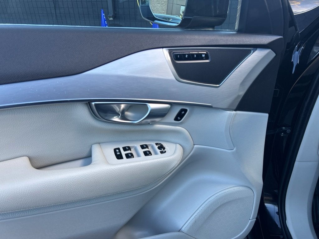 2017 Volvo XC90 T6 Momentum AWD