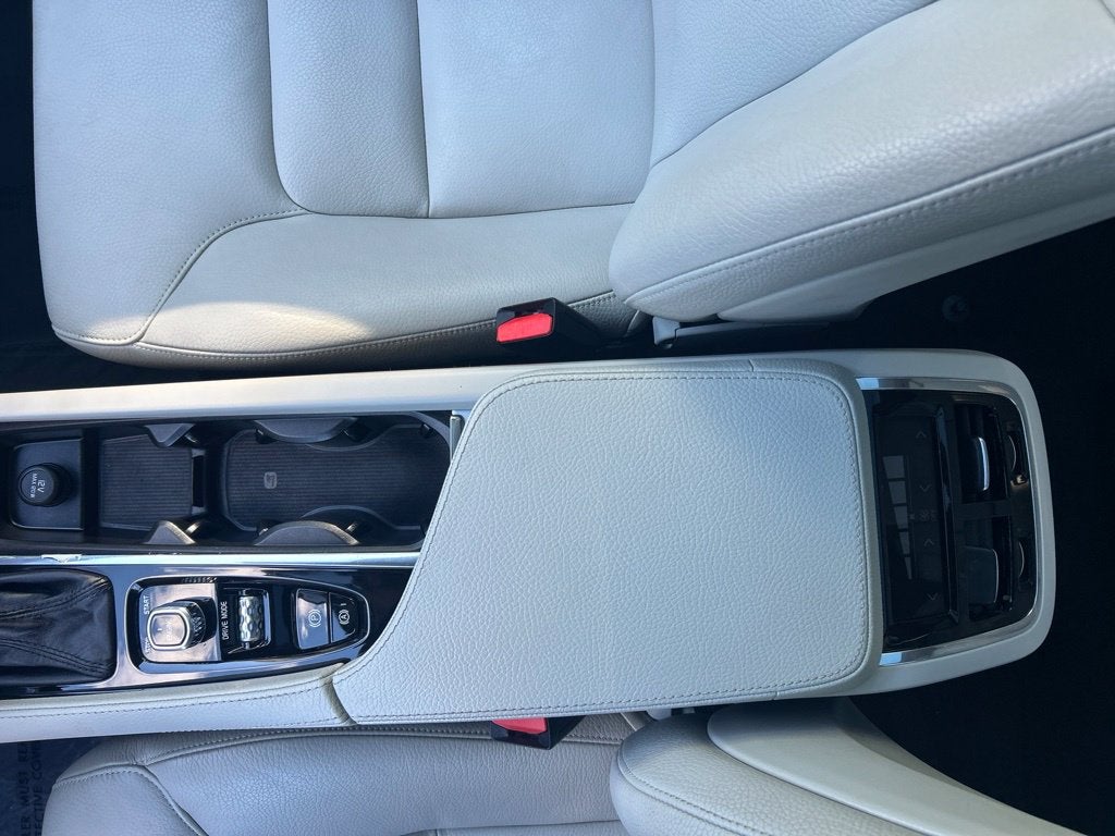 2017 Volvo XC90 T6 Momentum AWD