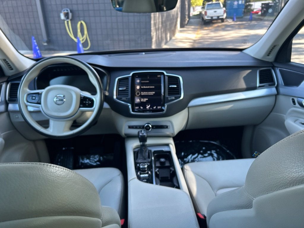 2017 Volvo XC90 T6 Momentum AWD