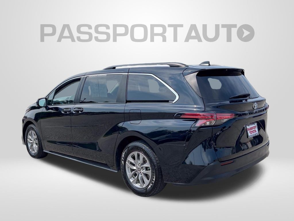 2022 Toyota Sienna LE 8 Passenger