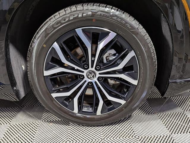 2025 Toyota Crown Signia XLE